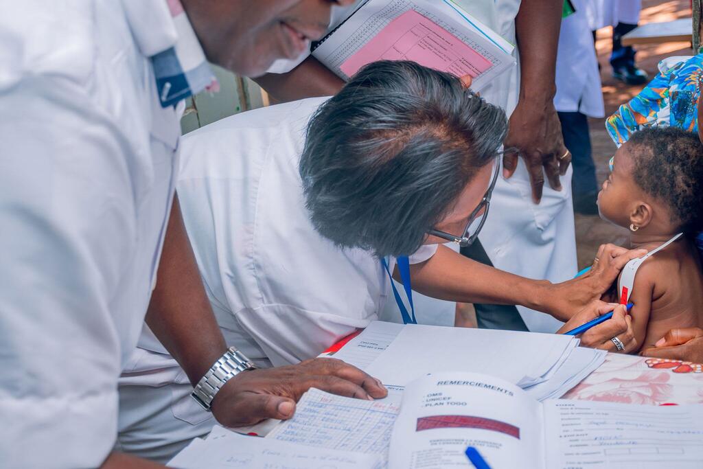 Wataalamu wa afya wakimchunguza mtoto mchanga hospitalini.