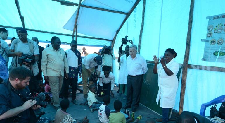 O Secretário-Geral das Nações Unidas, António Guterres, visita uma clínica de saúde dental apoiada pelo UNICEF em Moçambique, onde crianças estão a receber tratamento.