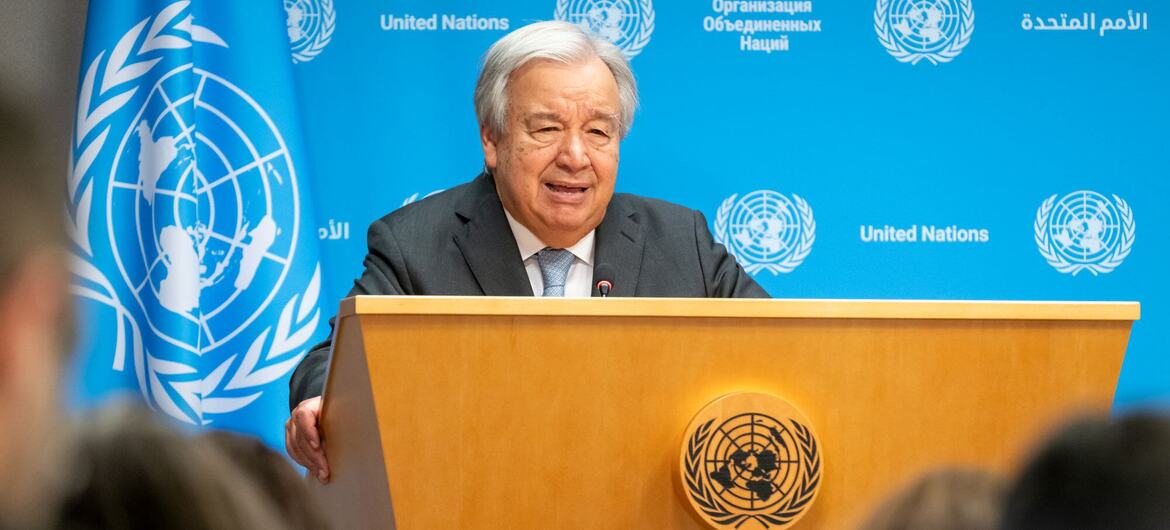 El Secretario General de las Naciones Unidas, António Guterres, hace una conferencia de prensa sobre los impactos del calor extremo y la crisis climática en general, de pie en un podio con el logotipo de la ONU.