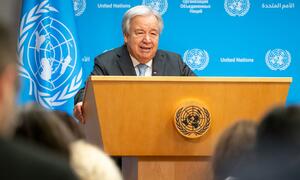 El Secretario General de las Naciones Unidas, António Guterres, hace una conferencia de prensa sobre los impactos del calor extremo y la crisis climática en general, de pie en un podio con el logotipo de la ONU.