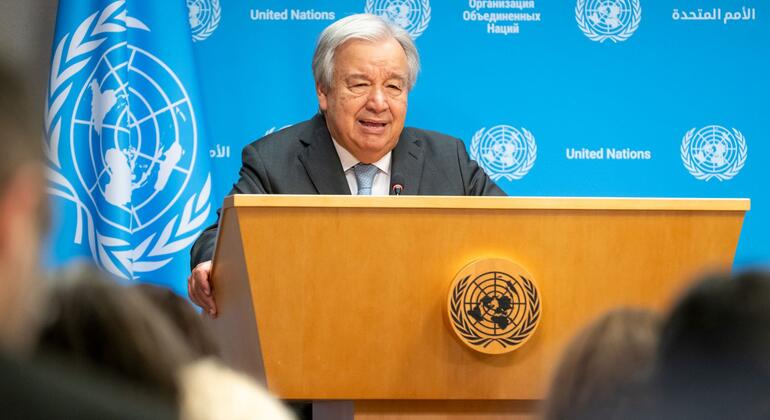 Генеральный секретарь Антониу Гутерриш выступает перед журналистами в штаб-квартире ООН в Нью-Йорке.