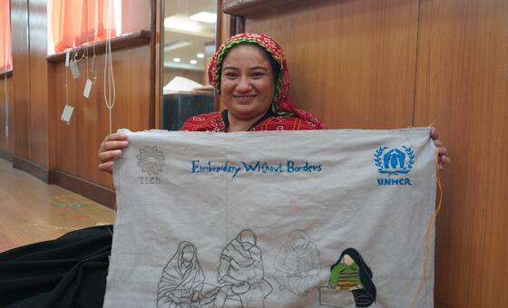 धर्मिला अहिर, अपनी कढ़ाई प्रदर्शित करते हुए.