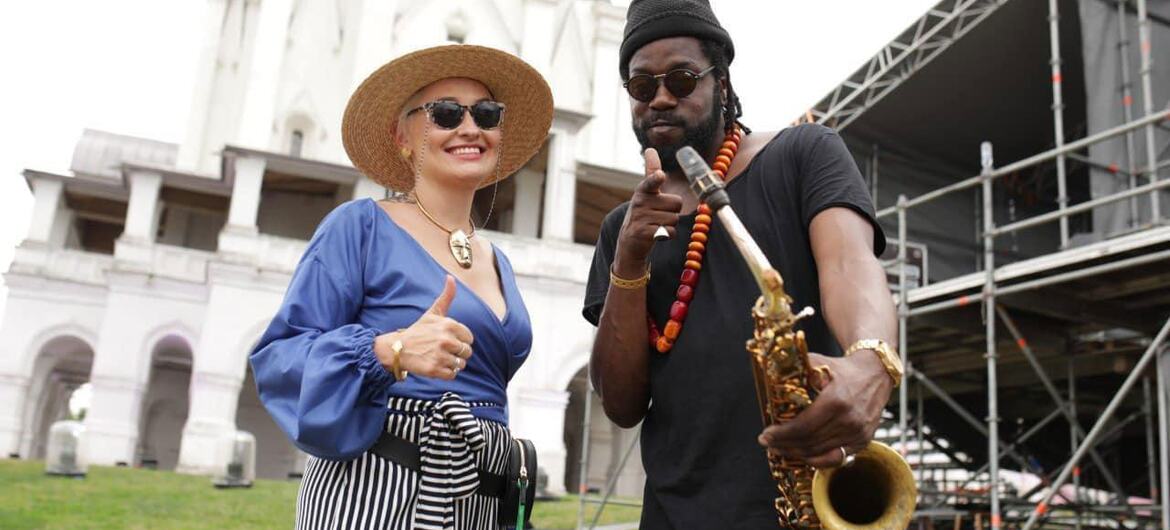 Мария Семушкина и Сауэто Кинч (Великобритания) позируют вместе на Usadba Jazz в 2019 году, при этом Сауэто Кинч держит саксофон, а Мария Семушкина показывает «большой палец вверх».