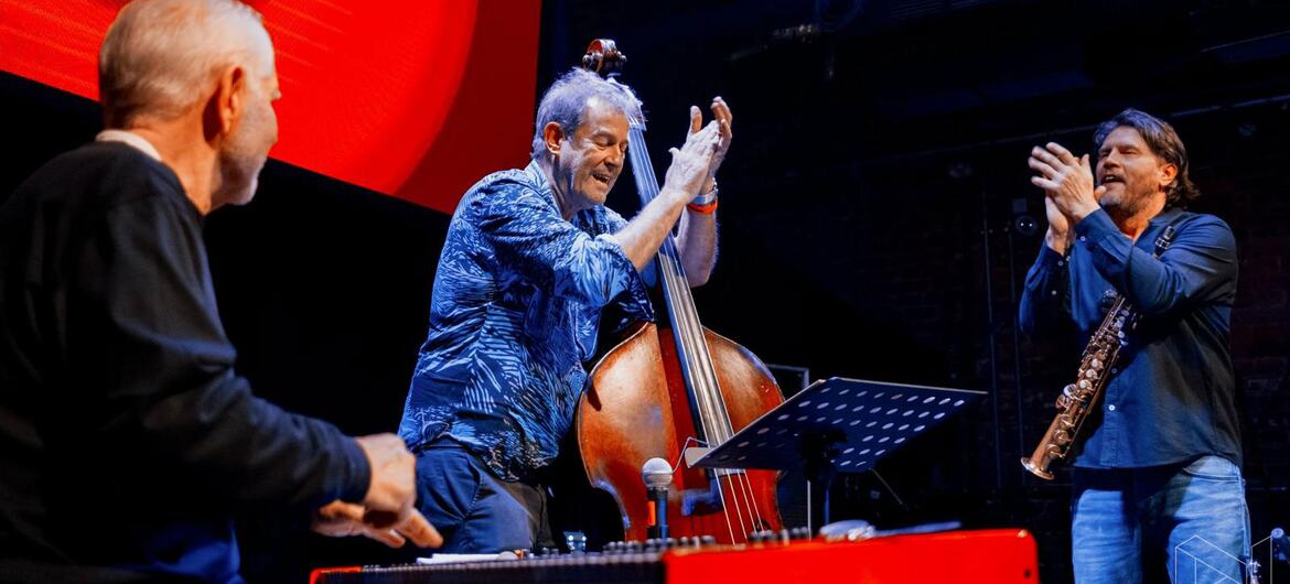 Трио Винцкевич-Кершоу выступает вживую на сцене в Лондоне во время мероприятия «Музыка спасает мир» в 2024 году. Трио состоит из клавишника, басиста и саксофониста, все они участвуют в выступлении.