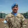 El sargento de mantenimiento de la paz de la ONU Matías Reyes, de Uruguay, en uniforme, con boina azul, en una base de la ONU en Goma, RDC, recibe la Medalla del Capitán Mbaye Diagne al Valor Excepcional.