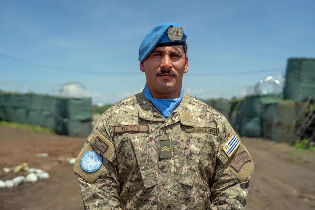 Afisa wa ulinzi wa amani wa Umoja wa Mataifa, Sergeant Matias Reyes wa Uruguay, aliyevaa sare na bereti ya bluu, katika kituo cha Umoja wa Mataifa huko Goma, Jamhuri ya Kidemokrasia ya Kongo. Anapokea Tuzo ya Kapteni Mbaye Diagne kwa Ujasiri wa Kipekee.