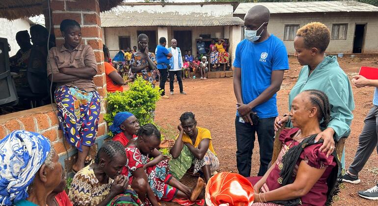 Joyce Msuya na Maxime Nama wa UNOCHA wanakutana na jumuiya ya wanawake na watoto huko Zemio, Jamhuri ya Afrika ya Kati, Oktoba 2025.