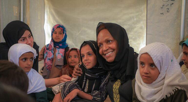 Naibu Katibu Mkuu wa Masuala ya Kibinadamu Joyce Msuya anasoma na wanafunzi katika Shule ya Al Naser ndani ya hema katika Kambi ya Al Sumya IDP huko Marib, Yemen.