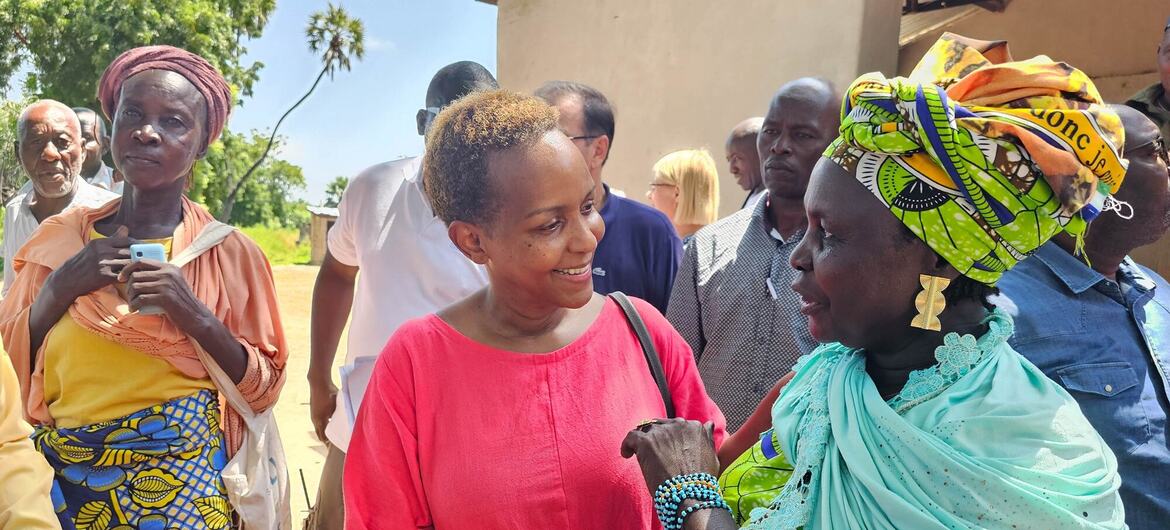 Joyce Msuya of UNOCHA meets with local authorities in Birao, Central African Republic, in October 2025.