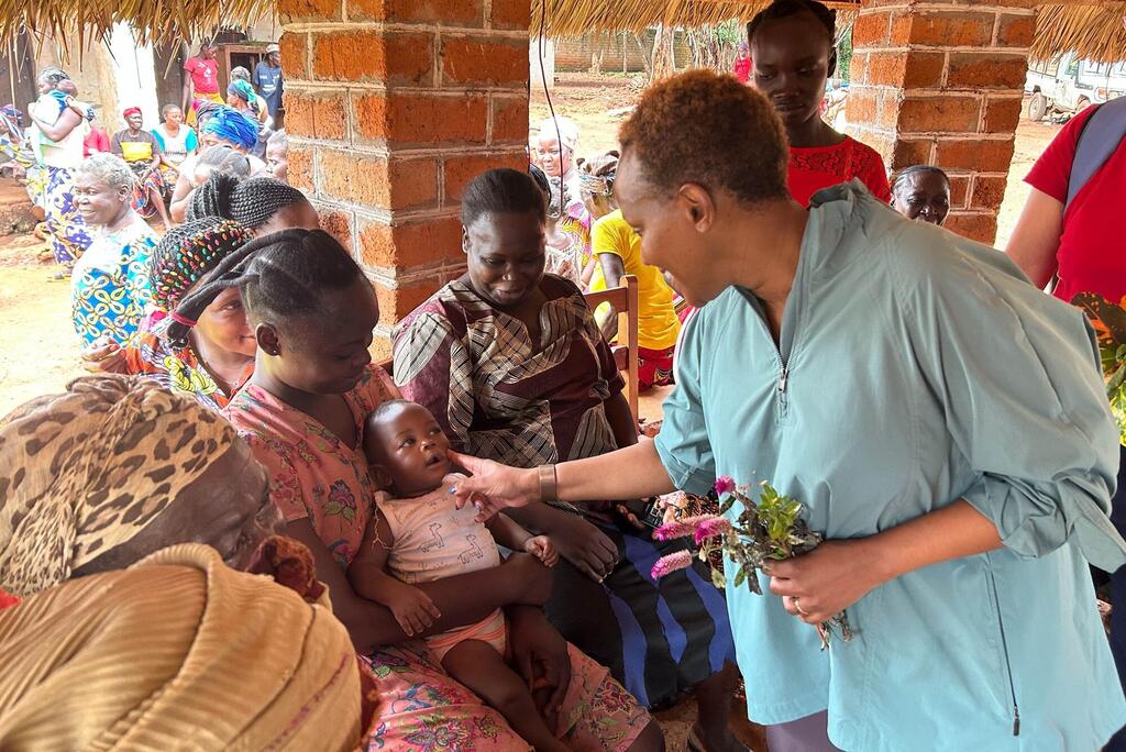 Naibu Katibu Mkuu wa UNOCHA Joyce Msuya akifanya mahojiano ya kuondoka na mwanamke na mtoto wake huko Zémio, Jamhuri ya Afrika ya Kati, Oktoba 2025.
