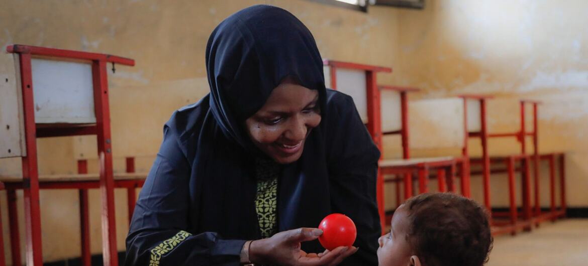 Naibu Katibu Mkuu Joyce Msuya akicheza na mtoto wa miaka miwili katika kitengo cha afya nchini Yemen.