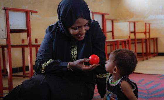 Naibu Katibu Mkuu Joyce Msuya akicheza na mtoto wa miaka miwili katika kitengo cha afya nchini Yemen.