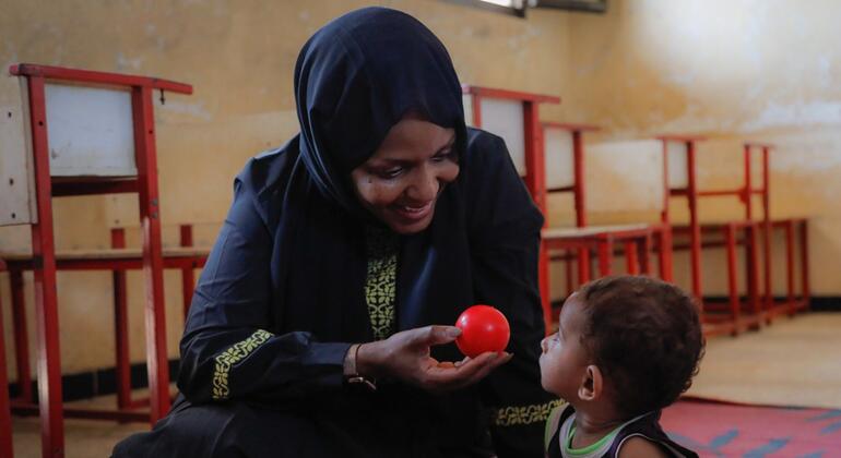 Naibu Katibu Mkuu Joyce Msuya akicheza na mtoto wa miaka miwili katika kitengo cha afya nchini Yemen.