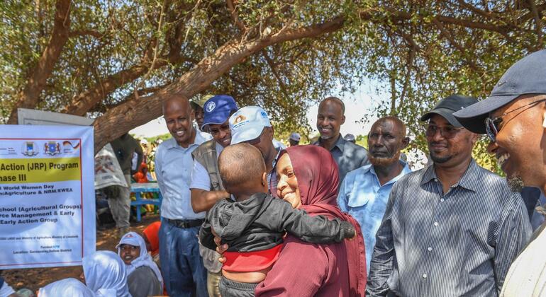 Naibu Katibu Mkuu wa UNOCHA Joyce Msuya na Naibu Mkurugenzi wa FAO Beth Bechdol wanatembelea jamii zilizoathiriwa na mgogoro huko Doolow, Somalia.