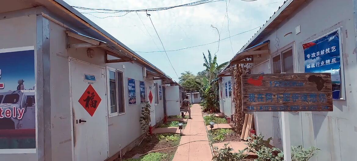 联合国伊黎临时安全部队（UNISFA）基地内，两排临时预制住房单元之间的一条狭窄小巷的俯瞰视角。