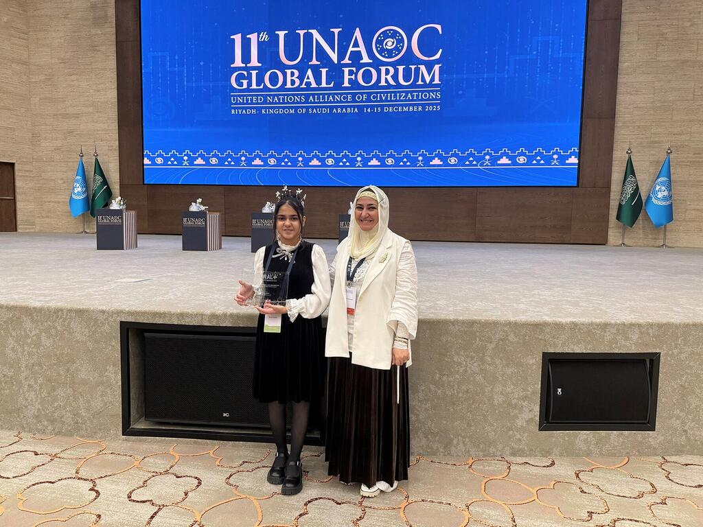 كوفسار غوربان، صانعة أفلام طفلة في الحادية عشرة من عمرها من أذربيجان (يسار) تحمل جائزة من لجنة التحكيم الدولية في مهرجان PLURAL+ 2025، وإلى جانبها والدتها زينب (يمين)، أثناء المنتدى الدولي لتحالف الأمم المتحدة للحضارات في السعودية.