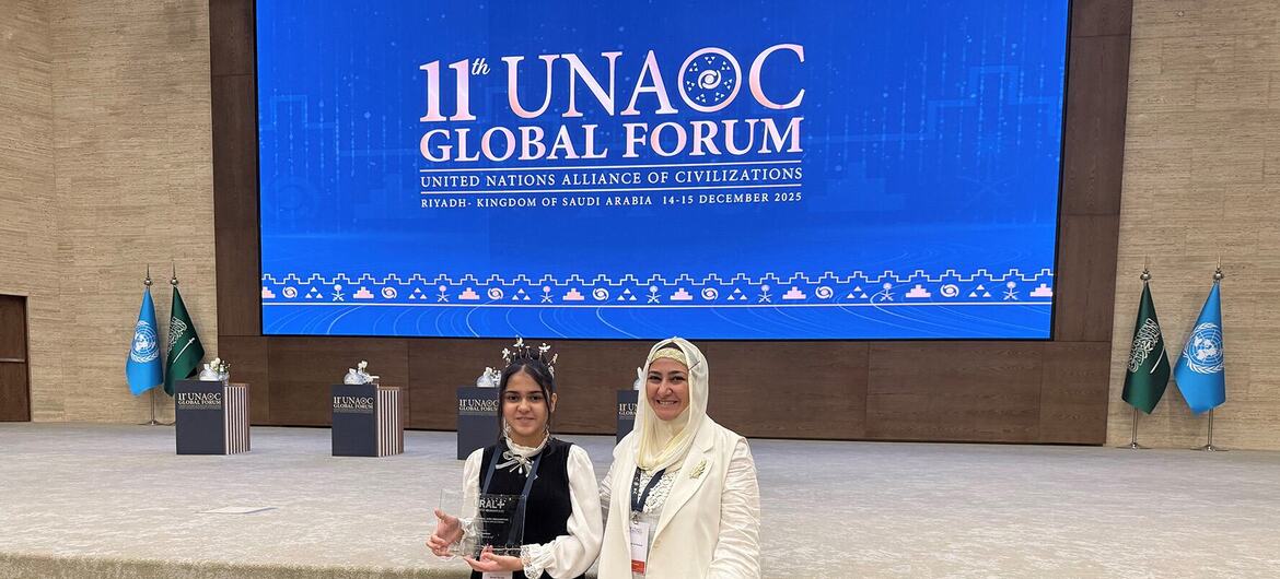 Ковсар Гурбан (Азербайджан), получившая Международное признание жюри PLURAL+ 2025, позирует со своей матерью Зейнаб на 11-м Глобальном форуме UNAOC в Эр-Рияде, Королевство Саудовской Аравии.