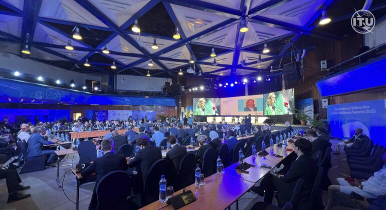Wahudhuriaji wa Mkutano wa Kimataifa wa Upinzani wa Kabli za Chini ya Bahari 2025, ulioandaliwa na ITU, wameketi katika ukumbi mkubwa wa mkutano na skrini zinazoonyesha wasemaji.