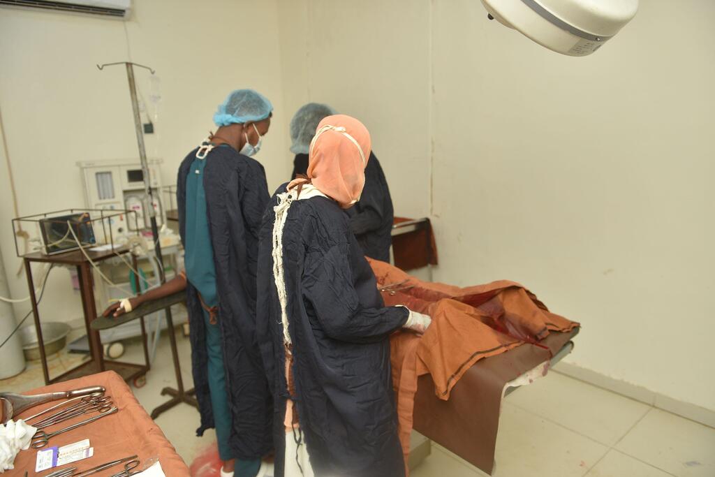 Les médecins effectuent une césarienne à l'hôpital maternité El Obeid, au Soudan. L'hôpital est confronté à une pénurie d'équipement, avec seulement 4 des 7 salles d'opération fonctionnelles et une capacité d'anesthésie limitée, ce qui entraîne des décès maternels.