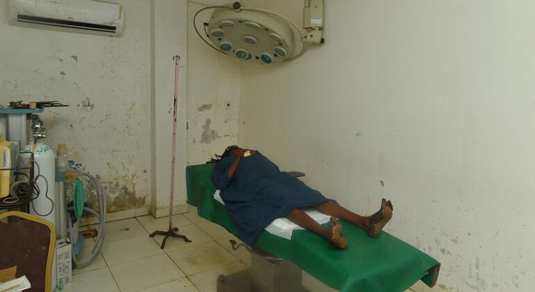 امرأة سودانية حامل تستلقي على سرير مستشفى في غرفة طبية في مستشفى الوعيد للولادة، بدعم من صندوق الأمم المتحدة للسكان، بعد نزوحها من منزلها في جنوب كردفان.