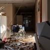 Um corredor destruído no Odessa Maternity Hospital No. 5 mostrando detritos, uma cadeira de rodas e danos estruturais após um ataque russo.