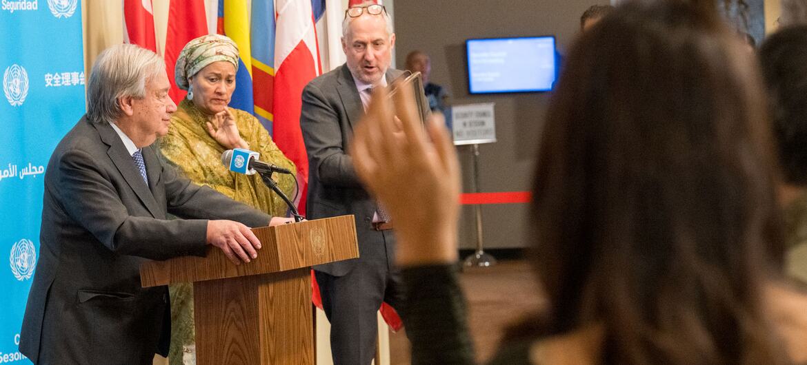 Le secrétaire général de l'ONU, António Guterres, prend la parole à un pupitre lors d'une conférence de presse du Conseil de sécurité à New York.
