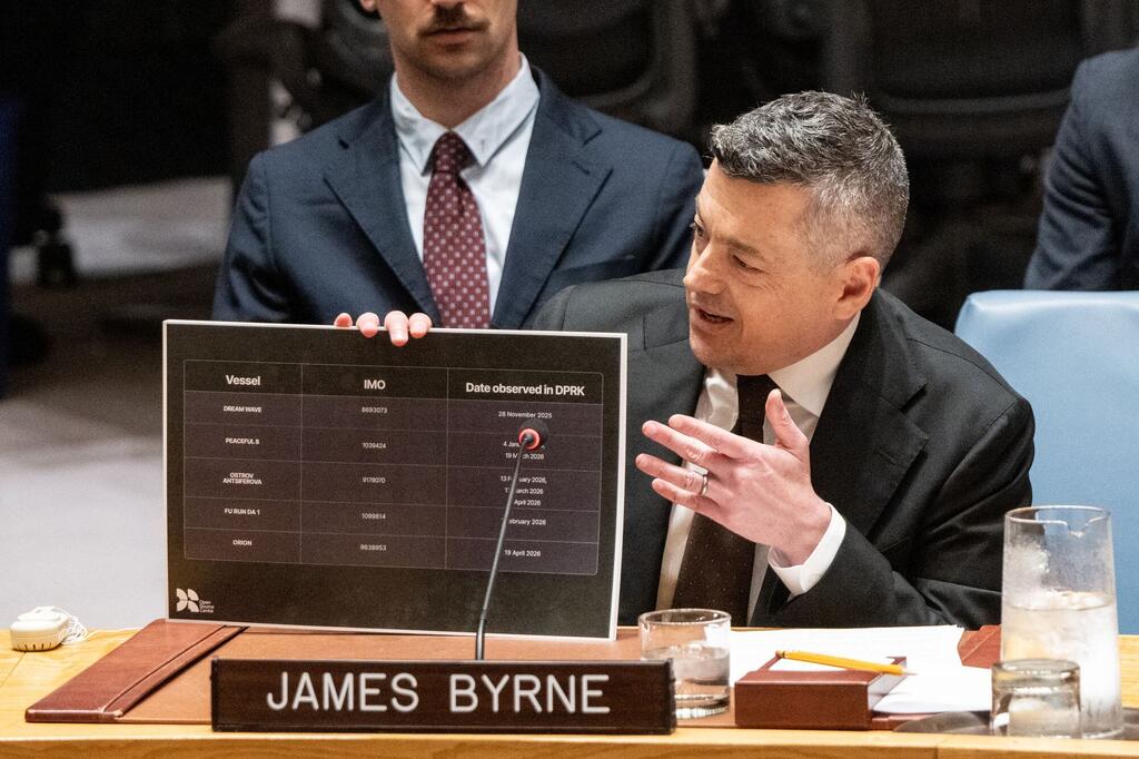 James Byrne, PDG du Centre Open Source, informe le Conseil de sécurité de l'ONU sur la non-prolifération en Corée du Nord, en présentant un graphique des navires observés en RPDC.