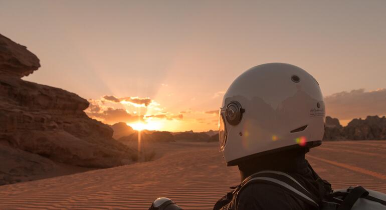 تظهر صهباء شوا، إحدى قياديات مبادرة القادة الشباب من أجل أهداف التنمية المستدامة لعام 2025، وهي ترتدي خوذة ومعدات بيضاء، وتجلس في منظر طبيعي صحراوي أثناء شروق الشمس، ممثلةً بذلك أول مهمة محاكاة فضائية أردنية.
