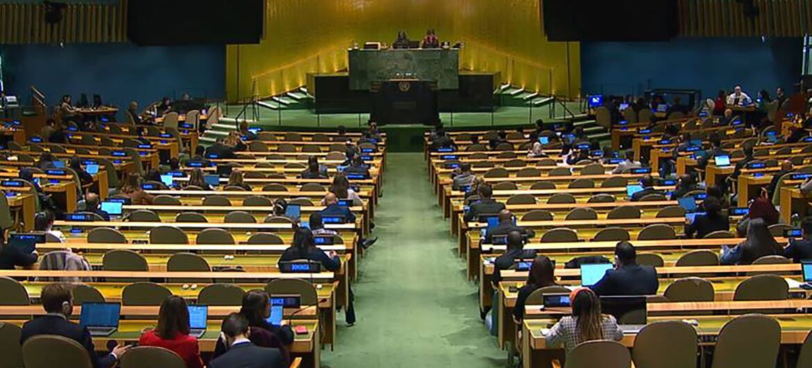 聯合國大會第五委員會在一個大型會議廳會議,代表們坐在排列,在筆記本電腦上工作.本次會議重點討論行政和預算問題.