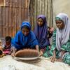 Des mères à Maiduguri, au Nigeria, trient des grains de millet, de maïs et de soja pour un supplément nutritif soutenu par le PAM pour lutter contre la malnutrition chez les enfants.