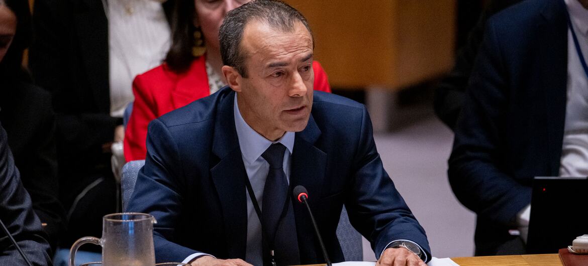 O secretário-geral adjunto das Nações Unidas, Mohamed Khaled Khiari, durante uma reunião de emergência do Conselho de Segurança das Nações Unidas sobre a situação no Líbano.