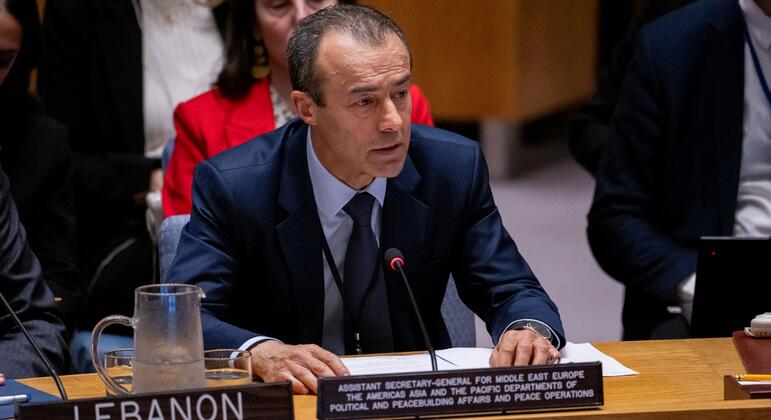 محمد خالد خيري مساعد الأمين العام للأمم المتحدة يتحدث في اجتماع طارئ لمجلس الأمن التابع للأمم المتحدة حول الوضع في لبنان.