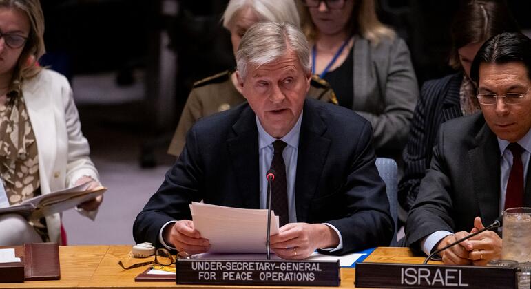 جان بيير لاكرويس، نائب الأمين العام للأمم المتحدة، يطلع مجلس الأمن الدولي على الأوضاع في الشرق الأوسط ولبنان في أعقاب حوادث شملت قوات حفظ السلام التابعة لليونيفيل. هناك لافتة على المكتب تقول "الوزير العام لعمليات السلام".