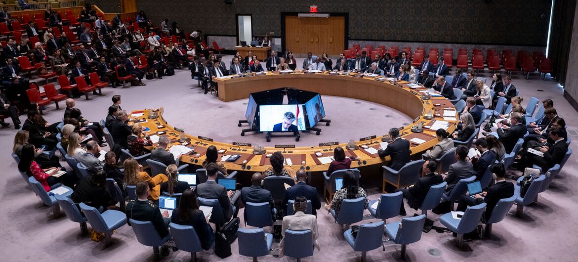 关于黎巴嫩局势的紧急会议期间,联合国安理会会议室的广景.代表坐在标志性的马桌周围,背景是观众. 中央的屏幕显示演讲者.