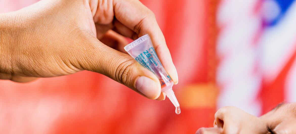 Una enfermera administra una vacuna oral contra la poliomielitis a un niño pequeño en un programa de divulgación de la vacunación en Baturité, Ceará, Brasil, parte de la iniciativa BAV dirigida por UNICEF.