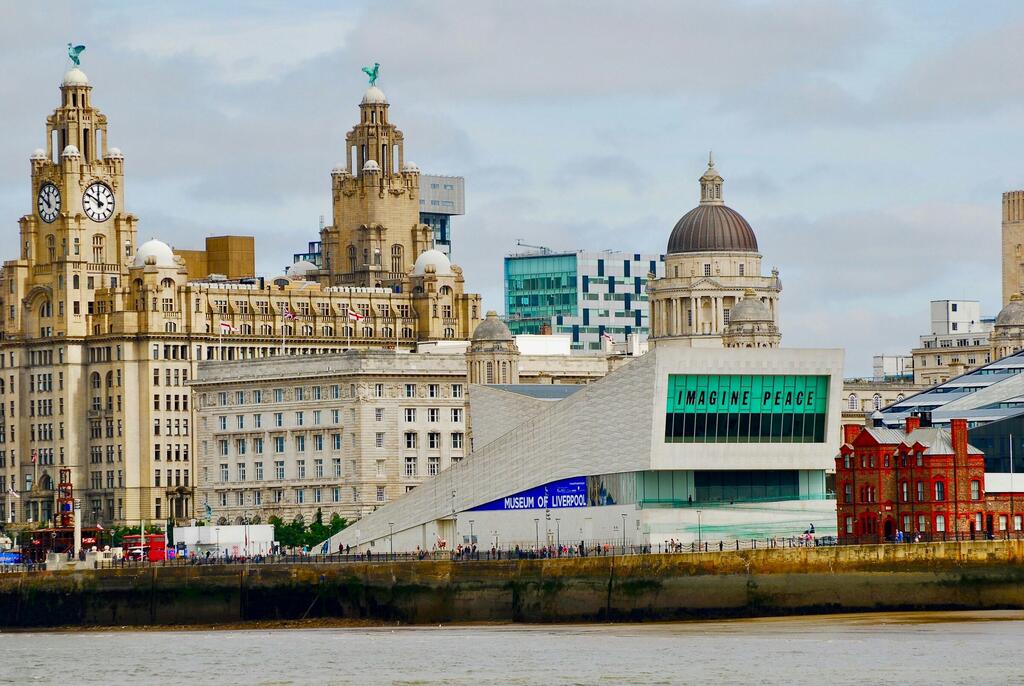 Vue du front de mer de Liverpool avec le Royal Liver Building, le Musée de Liverpool et le quai Albert.