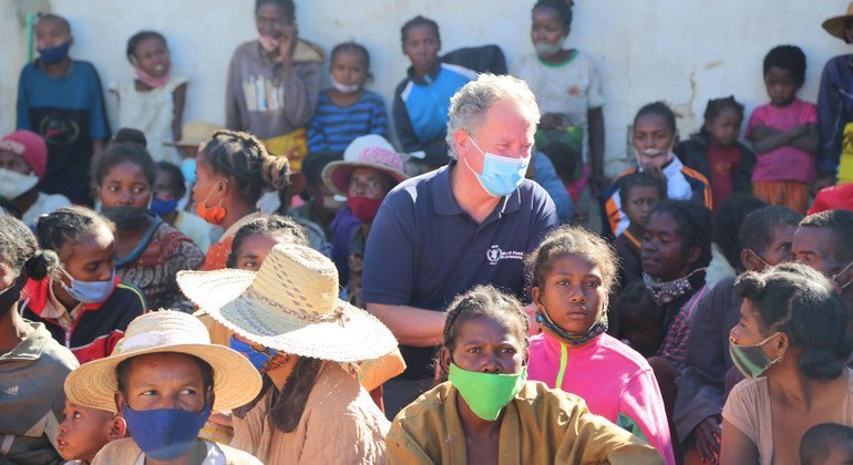 المدير التنفيذي لبرنامج الأغذية العالمي، ديفيد بيزلي، يلتقي بأسر وأطفال في أحد مراكز التغذية في جنوب مدغشقر.