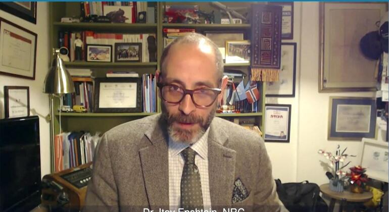 الدكتور إيتاي إبشتين، المرتبط بالمركز الوطني للصلاحيات، يتحدث في ما يبدو أنه مقابلة أو مناقشة.