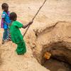 موریطانیہ میں لڑکیاں کنویں سے پانی بھر رہی ہیں۔