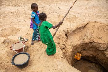 موریطانیہ میں لڑکیاں کنویں سے پانی بھر رہی ہیں۔