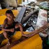 Um menino está sentado nos escombros de sua casa que foi destruída pelo furacão Iota em Bilwi, Nicarágua.