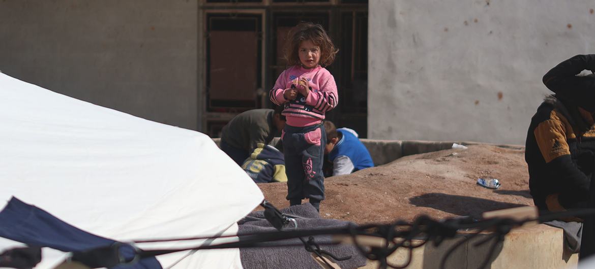 सीरिया के अलेप्पो शहर में एक परिवार ने अतारिब इलाक़े के स्कूल में शरण ली है.