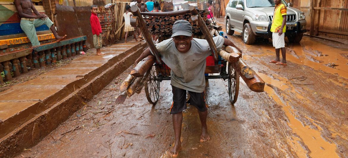 As economias informais, inclusive em Madagascar (foto), são tipicamente caracterizadas por uma alta incidência de pobreza e déficits graves de trabalho decente.
