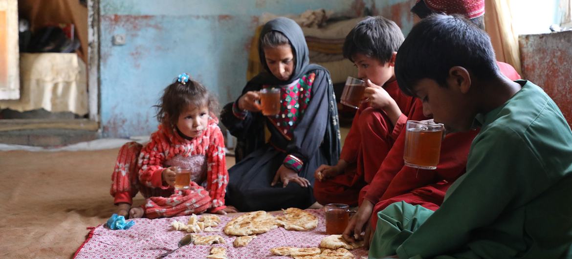 مئی میں فصلوں کی آئندہ کٹائی سے پہلے خوراک کے ذخائر ختم ہو چکے ہیں اور یہ افغانستان کے دیہی خاندانوں کے لیے روایتی طور پر سال کا سب سے مشکل وقت ہوتا ہے۔