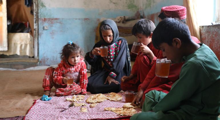 अफ़ग़ानिस्तान में निर्बल हालात वाले परिवारों को मिलने वाले सहायता रसद में, धन की क़िल्लत के कारण, कटौती करनी पड़ रही है.