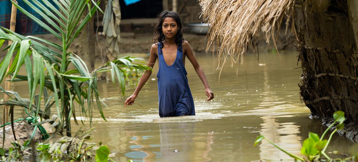 由于孟加拉国东北部发生严重洪水，这位名家普罗迪瓦的女孩在锡尔赫特的学校关闭了。她的家也被水淹没了。