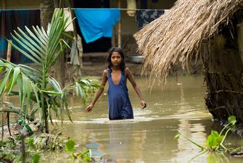 由于孟加拉国东北部发生严重洪水，这位名家普罗迪瓦的女孩在锡尔赫特的学校关闭了。她的家也被水淹没了。