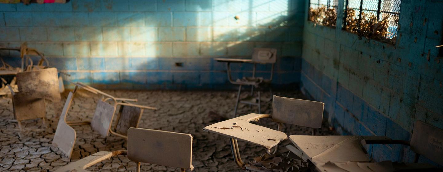 Une salle de classe est remplie de boue après le débordement d'une rivière lors des tempêtes Eta et Iota à El Tenedor, au Guatemala.