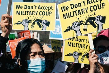 میانمار میں فوجی بغاوت کے خلاف واشنگٹن میں وائٹ ہاؤس کے سامنے مظاہرین اکٹھے ہیں۔
