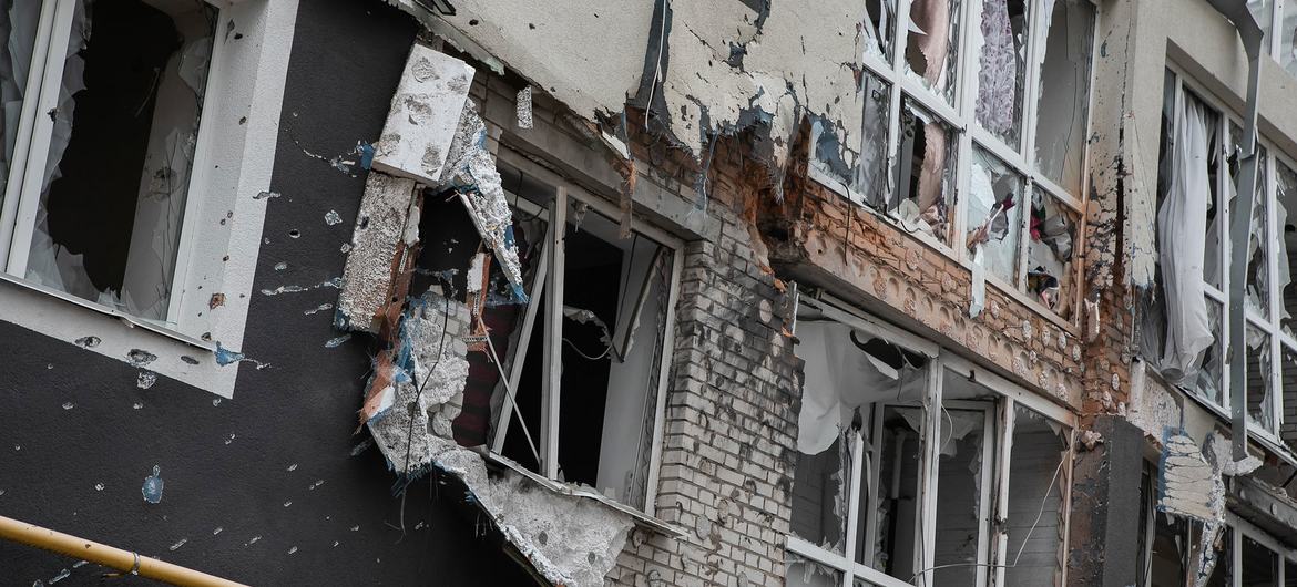 Danos causados por armas explosivas em Bucha, Ucrânia.